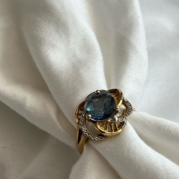 Gorgeous Blue Topaz Ring sz 7.5 - Picture 3 of 3